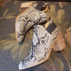 Dolce Vita Fig snake print ankle boots with chunky high heel women's size 7